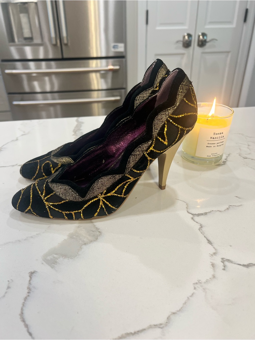 EUC Poetic License Black and Gold Embroidered Scalloped Pumps SZ 8